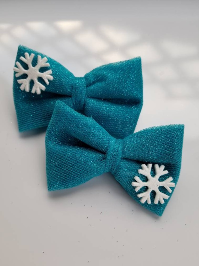 Christmas Red /& white Snowflake Set Of 2. Hair Bow