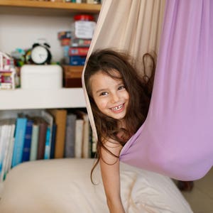 Décor de chambre pour enfants, balançoire intérieure, chaise pivotante, balançoire sensorielle, chaise suspendue, chaise hamac, meubles Montessori, hamac de salle de jeux intérieure pour enfants Purple + Off white