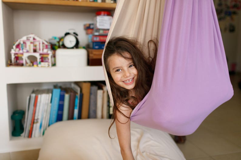 Décor de chambre pour enfants, balançoire intérieure, chaise pivotante, balançoire sensorielle, chaise suspendue, chaise hamac, meubles Montessori, hamac de salle de jeux intérieure pour enfants Purple + Off white