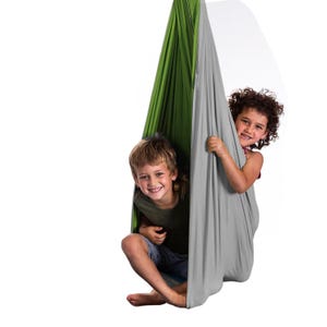 Puede incluir: Un columpio sensorial verde y gris con dos ni&ntilde;os dentro. El columpio est&aacute; hecho de tela suave y est&aacute; dise&ntilde;ado para uso en interiores. Los ni&ntilde;os sonr&iacute;en y parecen disfrutar del columpio.