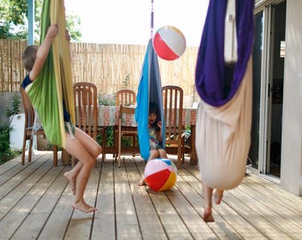 Hamaca colgante infantil para exteriores - Silla colgante de algodón con suspensión de resortes para jugar en el balcón, el jardín y el patio trasero.