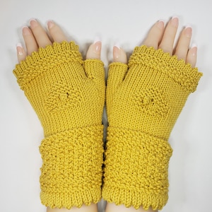 Pattern: Bobble Bee Fingerless Mitts / mittens / gloves / teens / woman / adult / knit / Knitting Patterns PDF Instant Download ONLY