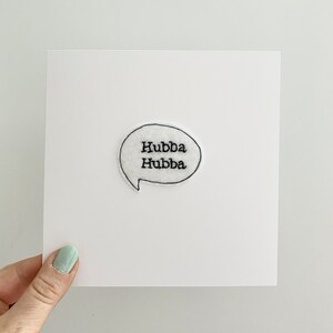 Wenskaart, Hubba Hubba, geborduurd uit de vrije hand, kunstkaart, textielkunst, belettering, kaart, verjaardag, liefde, Valentijnsdag, verliefd