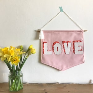 Homoyoyo 2Pcs Hanging Pennant Banner Flags For Pin Badge