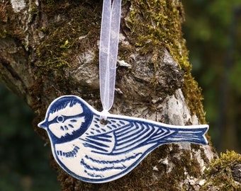 Decoración de pájaros colgantes de cerámica de teta azul, adorno de árbol de Navidad, decoración de paredes, amante de las aves, jardín natural hecho a mano de lino, pequeño regalo Bluetit