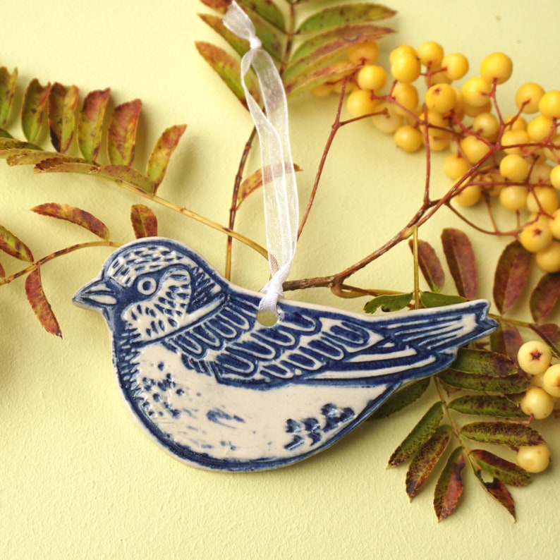 Decoración colgante de cerámica de pájaro gorrión marrón, adorno de árbol de Navidad, arte de pared, regalo de observación de aves, jardín amante de la naturaleza hecho a mano lino, pequeño regalo imagen 7