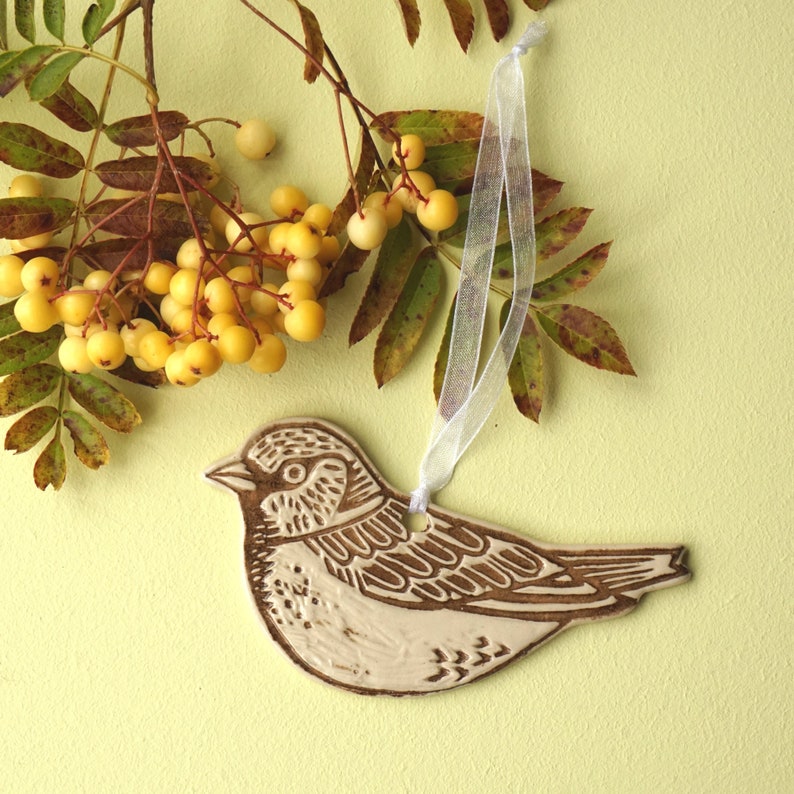 Decoración colgante de cerámica de pájaro gorrión marrón, adorno de árbol de Navidad, arte de pared, regalo de observación de aves, jardín amante de la naturaleza hecho a mano lino, pequeño regalo imagen 5