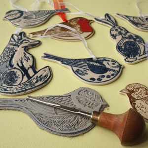 Decoración colgante de cerámica de pájaro gorrión marrón, adorno de árbol de Navidad, arte de pared, regalo de observación de aves, jardín amante de la naturaleza hecho a mano lino, pequeño regalo imagen 4