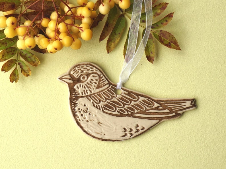 Decoración colgante de cerámica de pájaro gorrión marrón, adorno de árbol de Navidad, arte de pared, regalo de observación de aves, jardín amante de la naturaleza hecho a mano lino, pequeño regalo imagen 1