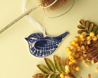 Wren Bird Cerámica Colgante Decoración, adorno de árbol, regalo para amante de las aves, regalo para mamá, naturaleza de pájaro hecho a mano, pequeño regalo, regalo hecho a mano