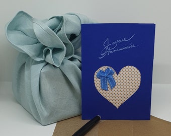 Carte d'anniversaire bleu nuit fait main, motif cœur, fournie avec une enveloppe en papier recyclé