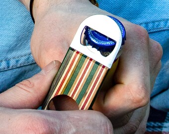 Flaschenöffner aus Holz - Recycled Skateboards - Trauzeuge Geschenk - Bieröffner - Geschenk für Männer - Homeware - Homewarming Geschenke - Geschenk für ihn