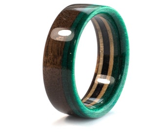 Anillo de nogal - Monopatín reciclado - Anillo de madera - Alianza de boda - Verde - Marrón - Anillo para hombres - Regalo de novio - Aniversario - Regalo para él