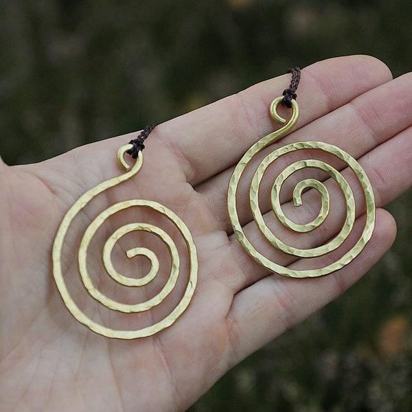 Collier spirale martelée en laiton