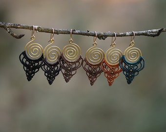 Spiral earrings in brass and macramé