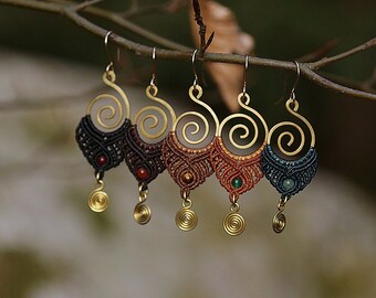 Spiral earrings in brass, macramé and fine stones
