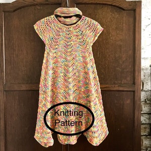 Könnte beinhalten: Ein farbenfrohes Strickkleid mit einem gewellten Muster, das an einem Holzbügel hängt. Das Kleid ist eine Mischung aus rosa, gelbem, blauem und grünem Garn. Der Text "Knitting Pattern" ist in Schwarz auf einem weißen Oval geschrieben.