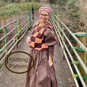 Könnte beinhalten: Eine Frau trägt ein braun-beiges Vichy-Kleid, ein passendes Stirnband und eine gestrickte Schultertasche mit Schachbrettmuster. Das Bild enthält den Text "Knitting Pattern" in einem braunen Kreis.