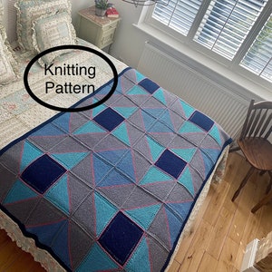 Puede incluir: Una manta de punto con un patrón geométrico en tonos de azul, gris y rosa. La manta está sobre una cama con ropa de cama blanca y una cabecera blanca. El texto "Knitting Pattern" está escrito en un círculo sobre la manta.