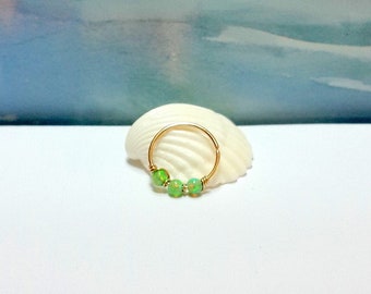 Anillo de aro con ópalo verde relleno de oro de 14 quilates (16-22 g), Día del Trabajo