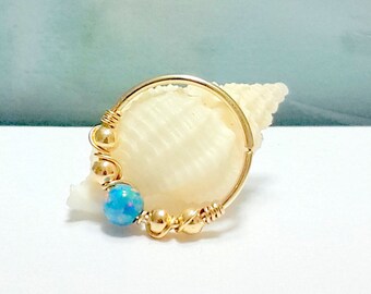 Pendiente de aro con caracola bañado en oro: piercing de ópalo marino (22-16 g), regalo