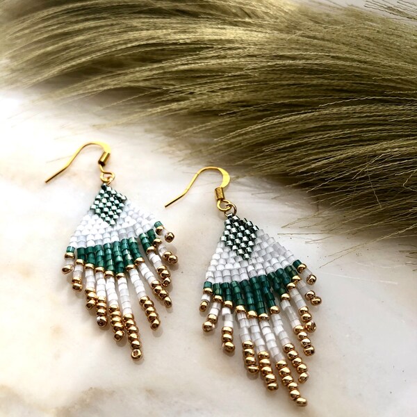 Small brickstitch woven earrings with miyuki beads and small fringes - green and white