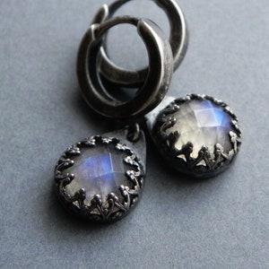 Cerceaux de pierre de lune délicats en argent rustique, boucles doreilles en pierre de lune de feu bleu, cerceaux en argent 925 avec pierres précieuses authentiques, bijoux femmes, cadeau pour femme image 2