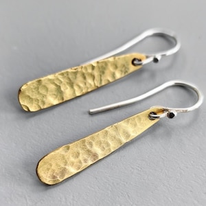 Minimalistische oorbellen van getextureerd zilver/koper/messing met gehamerde afwerking en sterling zilveren haakjes - elegante, moderne, minimalistische sieraden