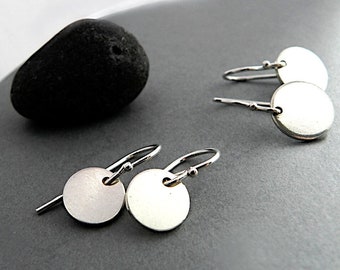Plain or Hammered Disc Earrings Sterling Silver, Classic Disc Dangle on French Hooks, Timeless Jewelry Solid Silver, Minimal Elegant Earring