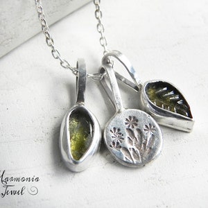 Tiny Green Tourmaline Leaf Charm Pendants in Sterling Silver, Rustic Silver Floral Necklace, Jewelry Tourmaline, Floral Necklace Ag 925 afbeelding 2