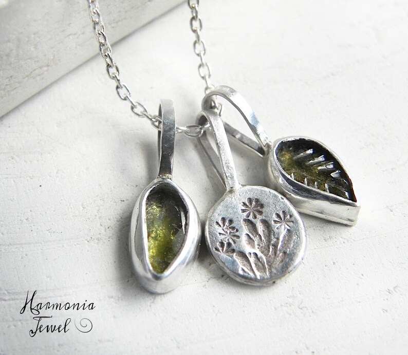 Tiny Green Tourmaline Leaf Charm Pendants in Sterling Silver, Rustic Silver Floral Necklace, Jewelry Tourmaline, Floral Necklace Ag 925 afbeelding 2