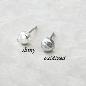 Dainty Flower Earrings, Small Silver Studs Plant, Minimal Silver Earring with Floral Detail, Tiny Organic Silver Ear Post, Small Gift Girl afbeelding 5