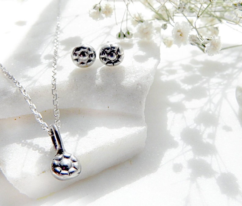 Small Silver Flower Necklace, Flower Choker Silver, Minimal Floral Necklace Sterling Silver, Mini Bud Pendant, Gift Plant Lover, Bridesmaids afbeelding 2