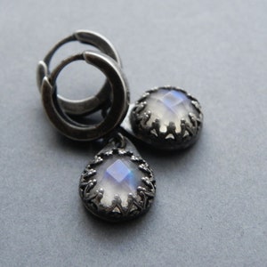 Dainty Moonstone Hoops in Rustic Silver, Blue Fire Moonstone Earrings, 925 Silver Hoops with Genuine Gemstones, Jewelry Women, Gift for Wife afbeelding 4