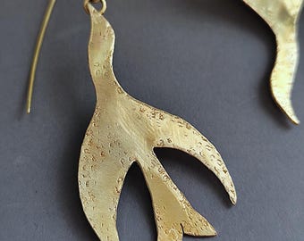 Orecchini pendenti a forma di uccello in ottone testurizzato color oro, orecchini in ottone unici, orecchini pendenti lunghi a forma di uccello dorati martellati, gioielli con animali totemici