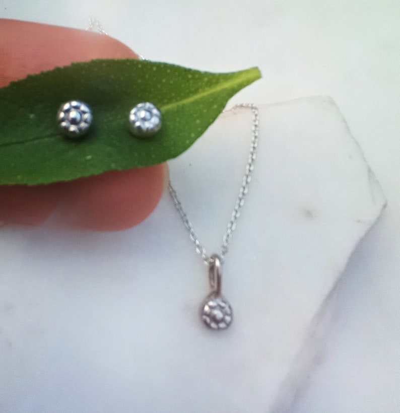 Small Silver Flower Necklace, Flower Choker Silver, Minimal Floral Necklace Sterling Silver, Mini Bud Pendant, Gift Plant Lover, Bridesmaids afbeelding 3