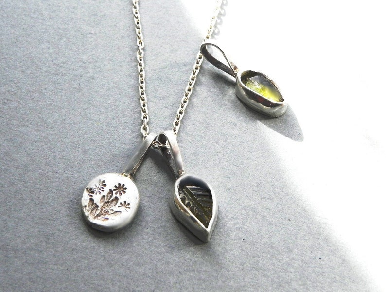 Tiny Green Tourmaline Leaf Charm Pendants in Sterling Silver, Rustic Silver Floral Necklace, Jewelry Tourmaline, Floral Necklace Ag 925 afbeelding 1