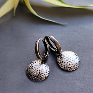 Short Silver Textured Earrings, Small Sterling Hoop Earrings with Textured Discs, Hammered Earrings Ag925, Huggies, Minimal Modern Earrings