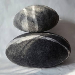 Gevilte wolstenen, ovale wolsteen, kiezelstenen kussens, kussens, gevilte wollen stenen kussens, natuurlijke huissteendecoratie, grote steen