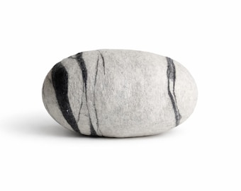 Groot vilten stenen kussen – Zachte poef van kiezelsteen om op te zitten en te decoreren