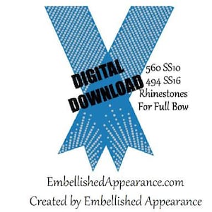 Pode incluir: Download digital para um laço completo com 560 SS10 e 494 SS16 pedras de cristal. O design é um X azul com um padrão de pontos brancos.