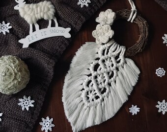 Atrapasueños de plumas de macramé: Adorno de pared estilo corona bohemia