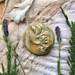 Abstrakte Olive Keramik Brosche Pin / Geschenk für Frauen Geschenk fot Mutter / handgemachte Keramik Brosche / Naturliebhaber Geschenk