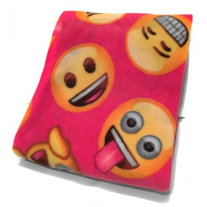Soft and Cozy Fleece Blanket Emoji Pink