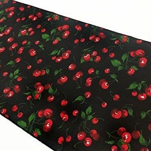 Może przedstawiać: Czarny materiał z powtarzającym się wzorem czerwonych wiśni i zielonych liści.
