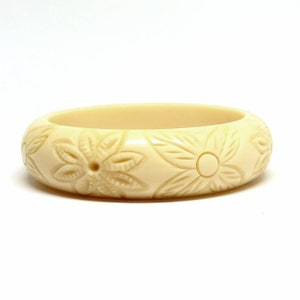 Chunky sculpté bracelet en plastique des années 1960 vintage fleur bracelet crème ivoire déclaration de couleur