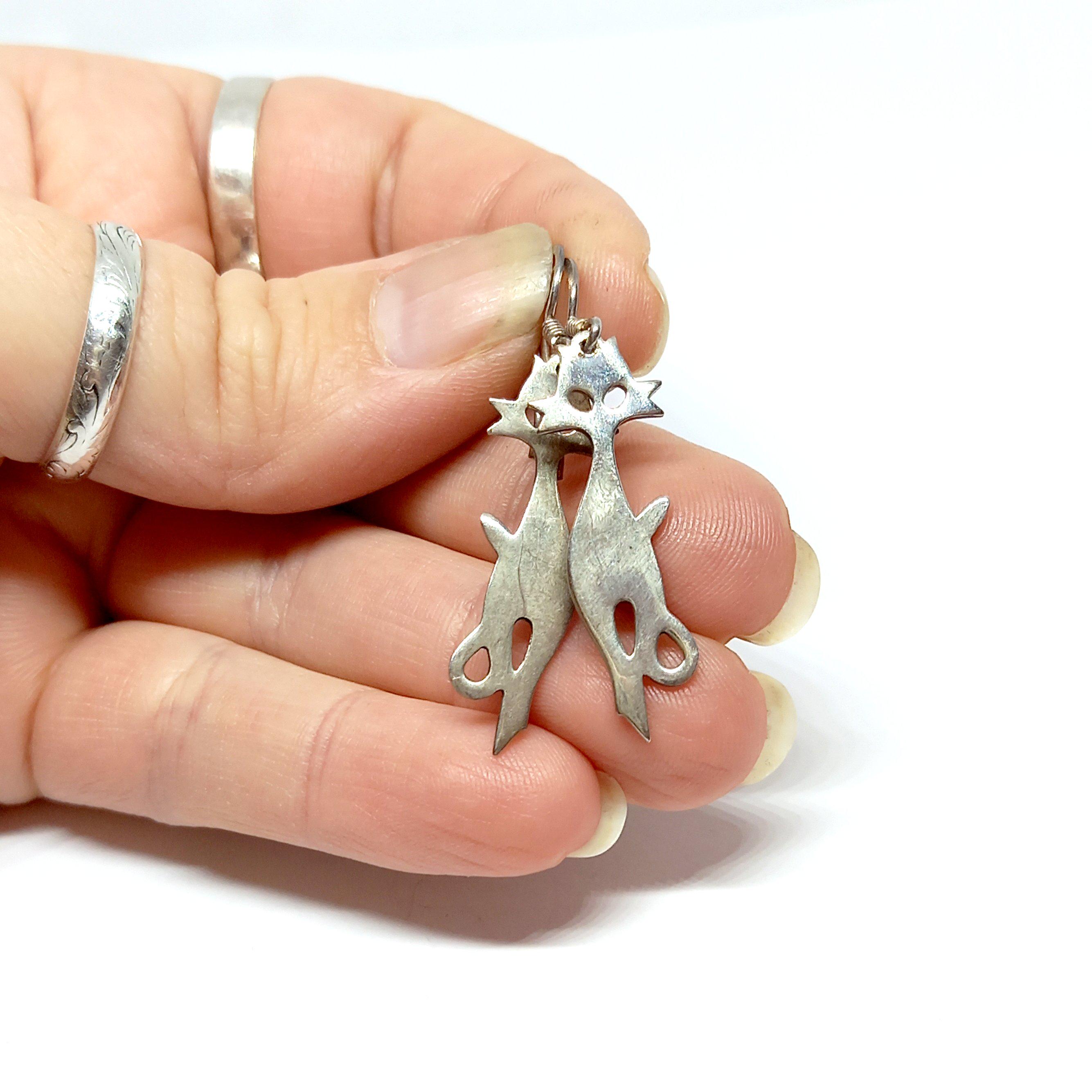 スターリングシルバーの猫のイヤリング スタイリッシュな子猫の猫の 