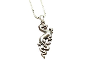 Collana con ciondolo antico in argento tibetano a forma di Collana con ciondolo antico in argento tibetano a forma di