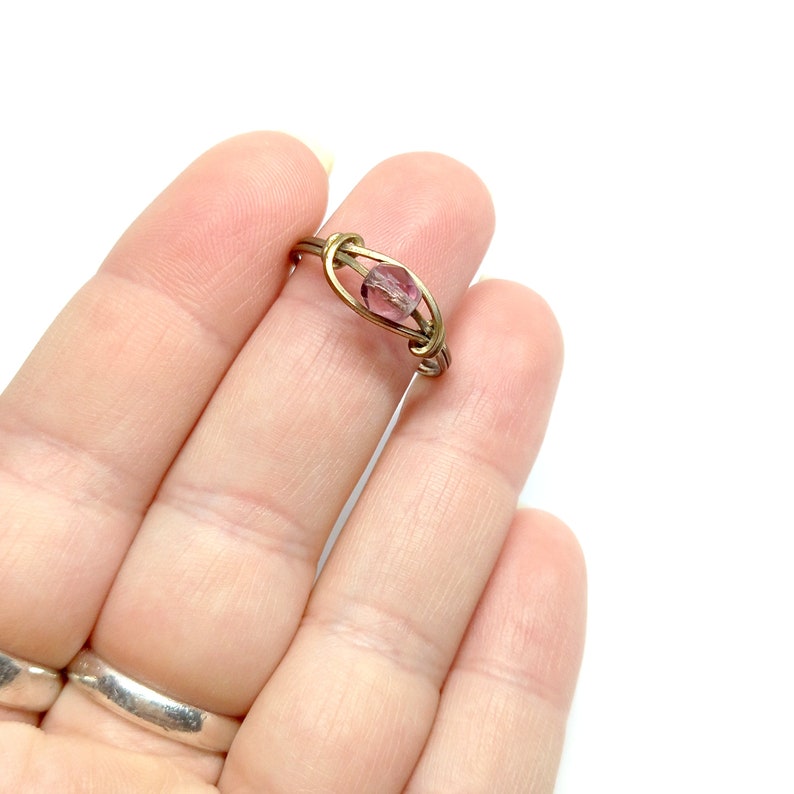 Vintage 1970s Wire Wrap Ring Gold Amethyst Glass Bead Stacking Ring Large Size T 1/2 imagen 3