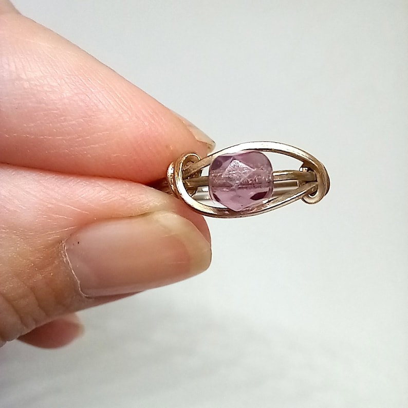 Vintage 1970s Wire Wrap Ring Gold Amethyst Glass Bead Stacking Ring Large Size T 1/2 imagen 7